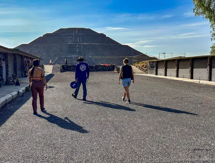 Obsidian workshop stop included on the Teotihuacan early access tour